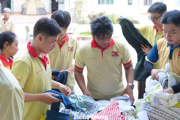 Đội hình thực hiện xây dựng công trình thanh niên “Góc học tập cho học sinh”; triển khai chương trình “Đổi rác thải nhựa lấy quà”; hỗ trợ xây dựng nhà tình thương, sửa chữa nhà ở bị ảnh hưởng bởi giông lốc và trao tặng cờ Tổ quốc cho người dân khu vực biên giới...