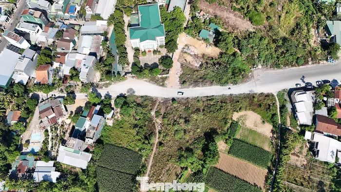 Đường Chu Văn An nối dài mới làm xong 150 m, đoạn còn lại nhỏ hẹp tạo thành nút thắt cổ chai.