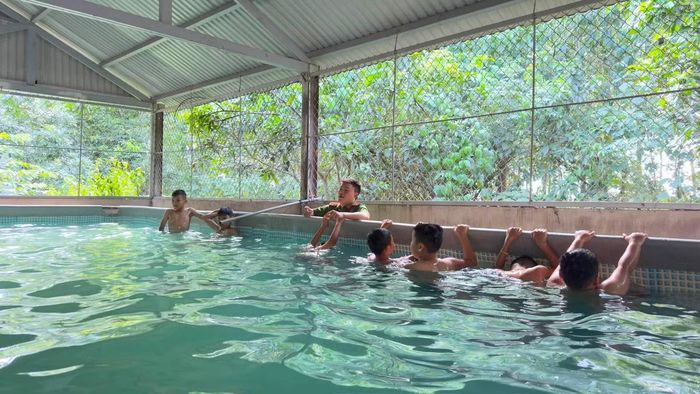  Lớp học bơi miễn phí cũng được duy trì, tổ chức tại xã Hương Phố. 