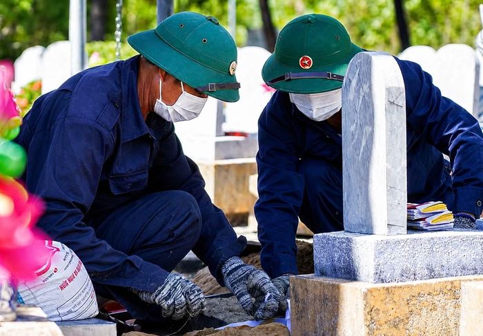 Mọi động tác đều diễn ra chậm rãi, cẩn trọng như thể sợ làm phiền giấc ngủ của những người đã khuất