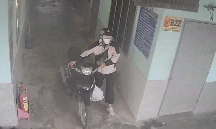 Camera ghi lại thời điểm anh K. rời khỏi phòng trọ. Ảnh: Cắt từ camera an ninh.