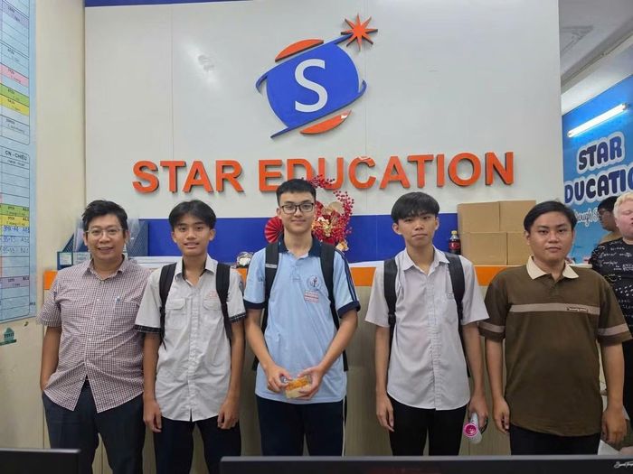Nguyễn Thiện Nhân (thứ 2 từ phải sang) với thầy và các bạn trong một lớp học thêm Toán