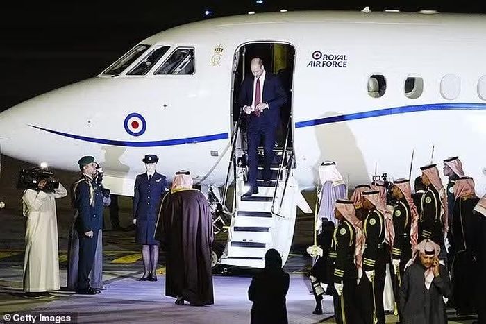 Thái tử William được Phó Thống đốc Riyadh, Hoàng tử Mohammed bin Abdulrahman bin Abdulaziz chào đón khi ông đến sân bay Quốc tế King Khalid vào ngày đầu tiên trong chuyến thăm chính thức đầu tiên của mình tới Ả Rập Xê Út. Ảnh: Dailymail.
