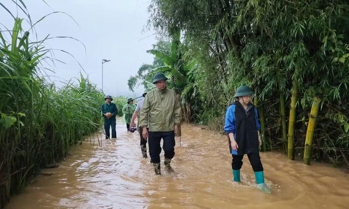 Phó Chủ tịch UBND tỉnh Cao Bằng Hoàng Văn Thạch (đi thứ hai) đi kiểm tra tình trạng mưa, ngập sáng 26/6.