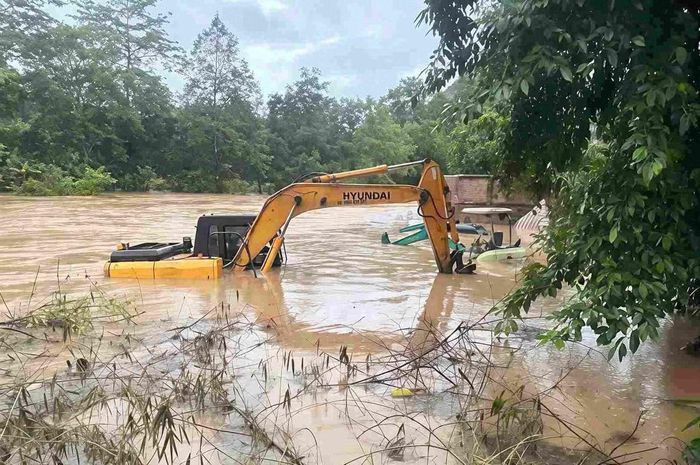 Nước dâng cao nhấn chìm nhiều diện tích lúa và máy móc sản xuất tại xã Hòa An.