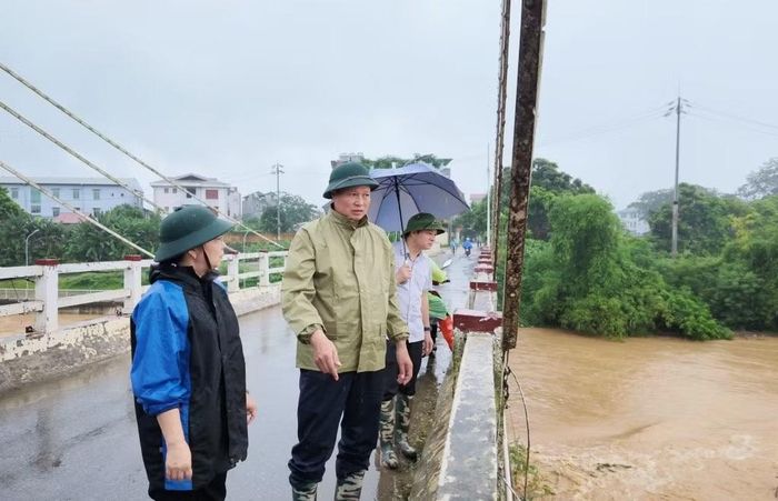 Tại hiện trường mưa ngập, ông Thạch yêu cầu các sở, ngành có liên quan thực hiện nghiêm quy trình vận hành hồ chứa, xả lũ, hạ mực nước hạ lưu theo đúng quy định, giảm thiểu rủi ro và thiệt hại.