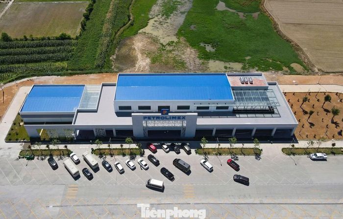  Những ngày đầu vận hành, khu vực trạm dừng nghỉ đã đón tiếp nhiều phương tiện ra vào để tiếp nhiên liệu, nghỉ ngơi và sử dụng các dịch vụ thiết yếu. 