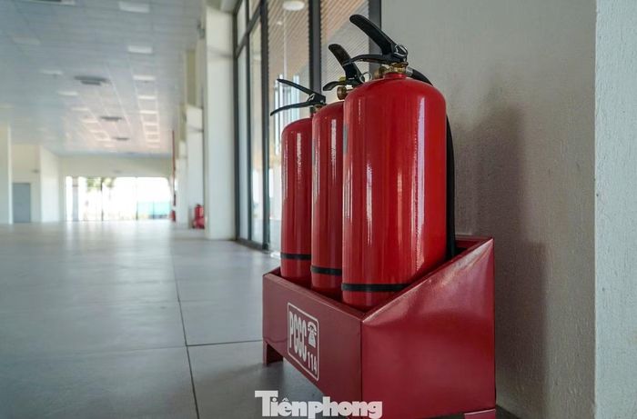  Hệ thống thiết bị phòng cháy chữa cháy được trang bị đồng bộ và bố trí sẵn sàng tại các khu vực hành lang bên trong nhà dịch vụ của trạm dừng nghỉ. 