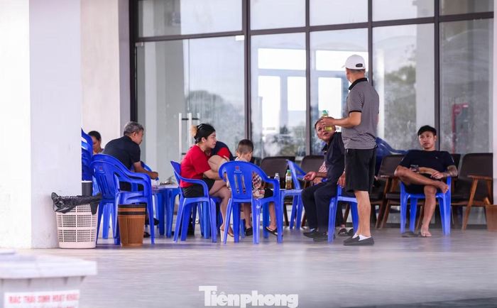 Đơn vị quản lý trạm cho biết do mới khánh thành, nên trạm chưa có dịch vụ ăn uống, chỉ hỗ bàn ghế để người dân nghỉ ngơi.