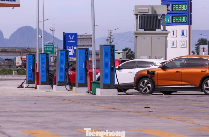 Bên cạnh đó, việc phục vụ phương tiện chạy điện cũng được tính đến khi mỗi bên trạm được lắp nhiều trụ sạc xe điện. "Lâu nay không có trạm dừng nghỉ nên chạy quãng đường dài rất bất tiện khi dừng ở điểm dừng khẩn cấp. Việc có trạm dừng nghỉ sẽ giúp việc nghỉ ngơi, di chuyển đảm bảo hơn", anh Quang Dân (38 tuổi) cho hay.