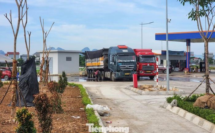 Không gian cây xanh, khu rửa xe, vệ sinh cũng được quy hoạch đồng bộ, tạo không gian cho người tham gia giao thông sau nhiều giờ di chuyển liên tục trên cao tốc.