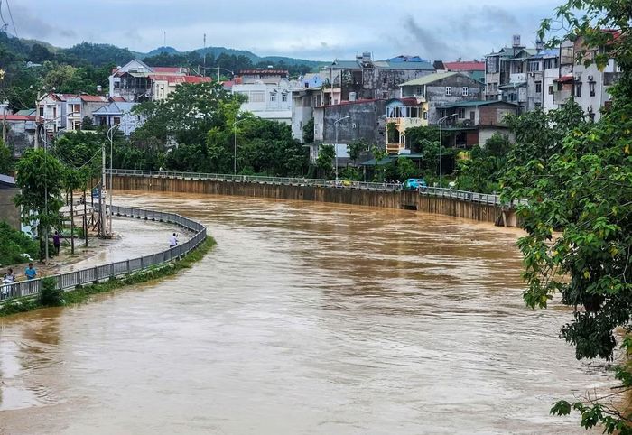  Trao đổi với PV Báo Tiền Phong, ông Nghiêm Anh Tuấn - Phó Giám đốc Công ty CP thủy điện Bạch Đằng cho biết, do lưu vực thượng lưu tại hồ chứa nước của nhà máy thủy điện Bạch Đằng có mưa rất to khiến nước dâng nhanh. Lúc 11h18 phút, mực nước trên hồ chứa là 239,98 mét, lưu lượng nước đổ về hồ là 190 m3/s. Để đảm bảo an toàn vận hành hồ chứa, công ty tiến hành xả từ 13h30 với lưu lượng 180 m3/s và sẽ gây ảnh hưởng khu vực hạ du các xã Bạch Đằng nước sông dâng cao 1 - 1,5 mét. Đến khoảng 16h30 cùng ngày sẽ ảnh hưởng đến khu vực đô thị thuộc TP Cao Bằng cũ. 