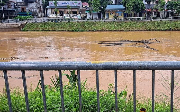 Các địa phương khẩn trương rà soát các hộ dân đang sinh sống tại ven sông, ven suối, vùng trũng thấp, khu vực có nguy cơ lũ quét, sạt lở đất, sụt lún đất, khu vực taluy nguy hiểm. Chủ động tổ chức sơ tán, di dời người dân và tài sản đến nơi an toàn, đặc biệt là người già, trẻ em, phụ nữ, người khuyết tật, hộ neo đơn, hộ có hoàn cảnh khó khăn.