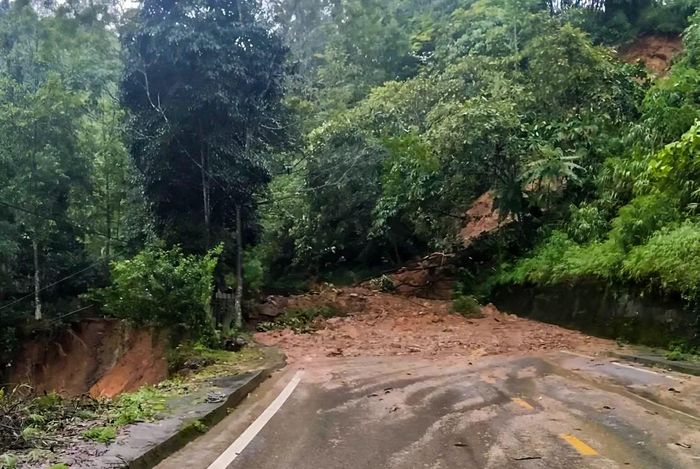 Nhiều tuyến đường xóm bị ngập, giao thông đi lại khó khăn, ảnh hưởng đến công tác di dời tài sản.