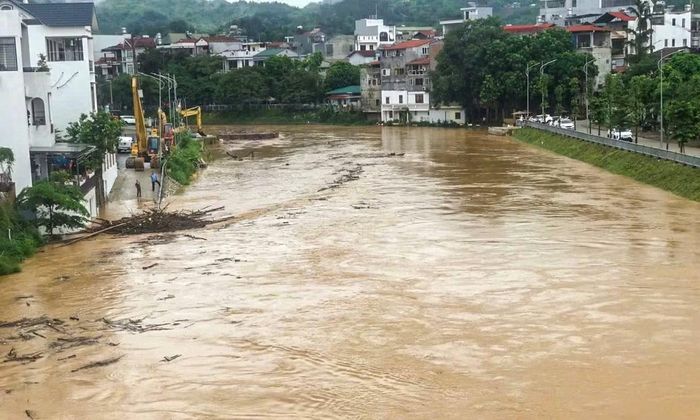 Tuyến đường đi ven bờ sông tại vị trí thấp bị nước sông dâng cao tràn lên phần đường đi. Cùng với đó, củi và rác thải theo dòng nước cuốn về gây tắc nghẽn, phá hủy khu vực bờ kè ven sông.