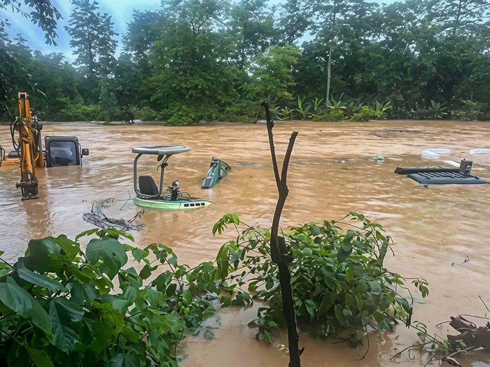Nước sông dâng cao khiến nhiều thiết bị, tài sản của người dân, doanh nghiệp không kịp di dời.