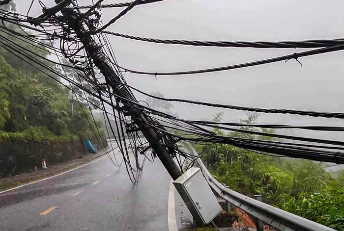 Sạt lở taluy gây đổ cột điện, hư hỏng nền đường huyết mạch dẫn đến các phường xã.