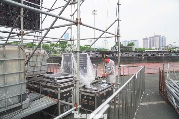 Sân khấu được dựng tại Trường đua F1, Mỹ Đình được chia làm 6 fanzone, từ Thanh xuân 1 đến Thanh xuân 6. Giữa các khu vực được ngăn cách bằng rào chắn, đảm bảo trải nghiệm nghệ thuật cho khán giả.