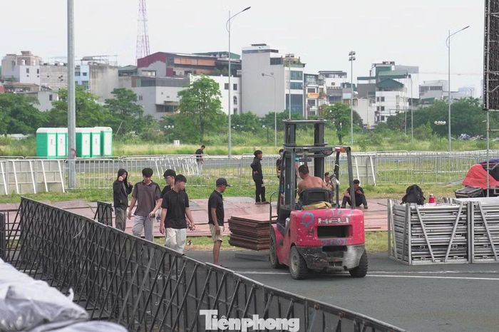 Càng gần ngày diễn ra concert Thanh xuân, không khí tập luyện tại trường đua F1 Mỹ Đình càng trở nên sôi động, khẩn trương. Gần 500 nghệ sĩ biểu diễn, gồm các diễn viên chuyên nghiệp, dancer, học sinh, sinh viên và lực lượng quần chúng, đang bước vào giai đoạn nước rút để hoàn thiện từng tiết mục.