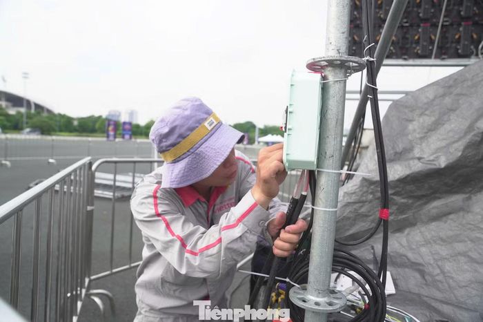 Tinh thần nhiệt huyết và năng lượng tuổi trẻ đang tiếp thêm sức nóng cho những ngày nước rút trước đêm diễn. Mọi công tác thi công, hoàn thiện sân khấu đang được gấp rút thực hiện.