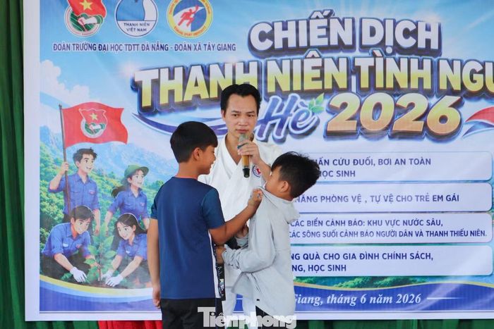 Thông qua những tình huống mô phỏng sinh động, các em được trang bị kỹ năng nhận biết nguy cơ xâm hại, bạo lực học đường, kỹ năng thoát hiểm và ứng phó khi gặp người lạ có hành vi nguy hiểm.