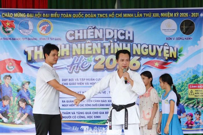  Tại các điểm trường, hàng trăm học sinh hào hứng tham gia các lớp tập huấn kỹ năng phòng, chống tai nạn đuối nước, bơi an toàn, kỹ năng tự vệ và xử lý tình huống nguy hiểm. Đây là những nội dung thiết thực đối với trẻ em miền núi, nơi còn nhiều sông suối, khe nước và tiềm ẩn không ít nguy cơ tai nạn trong mùa mưa lũ. 