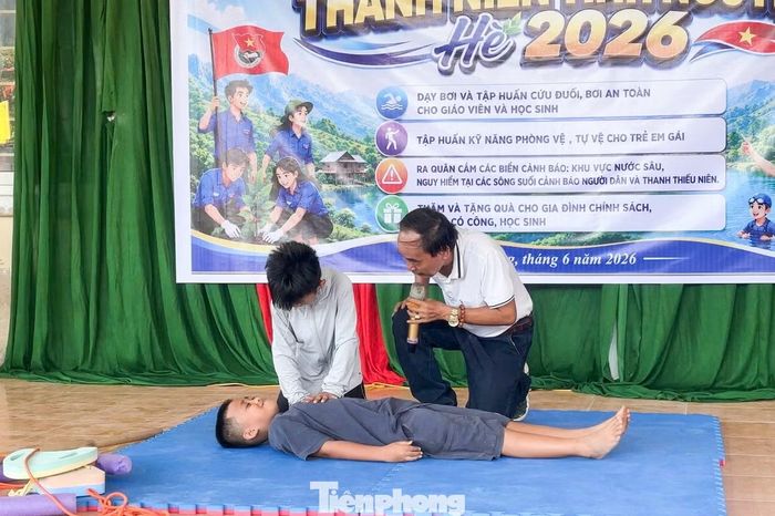 Trong chương trình tập huấn phòng chống đuối nước, các em học sinh được trực tiếp hướng dẫn bởi ThS. Nguyễn Nhất Hùng - giảng viên có hơn 40 năm kinh nghiệm trong lĩnh vực thể thao dưới nước.