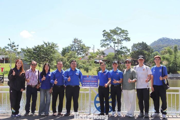  Một trong những điểm nhấn của chiến dịch năm nay là công trình thanh niên “Lắp đặt biển cảnh báokhu vực nước sâu, nguy hiểm phòng chống đuối nước” tại các vị trí tiềm ẩn rủi ro trên địa bàn xã Tây Giang. 