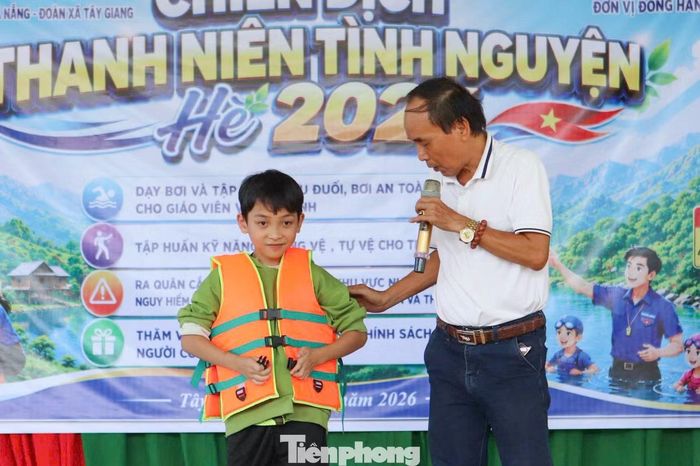 Không chỉ tiếp cận kiến thức, nhận diện nguy cơ đuối nước, các em còn được thực hành kỹ năng bơi an toàn, kỹ năng tự cứu khi gặp sự cố và sơ cứu ban đầu cho nạn nhân.