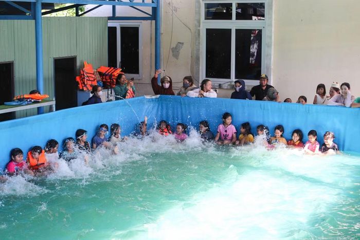  Những động tác tưởng chừng đơn giản như nổi trên mặt nước, xử lý khi bị chuột rút hay cách kêu gọi trợ giúp đúng cách được các em chăm chú thực hiện dưới sự hướng dẫn tận tình của các giảng viên và tình nguyện viên. 