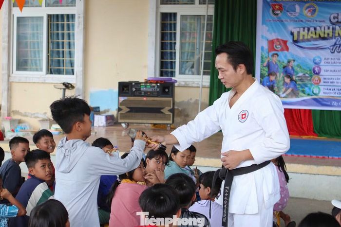 Không khí lớp học liên tục sôi nổi với những phần thực hành thực tế, giúp học sinh dễ dàng ghi nhớ và áp dụng trong cuộc sống hằng ngày.