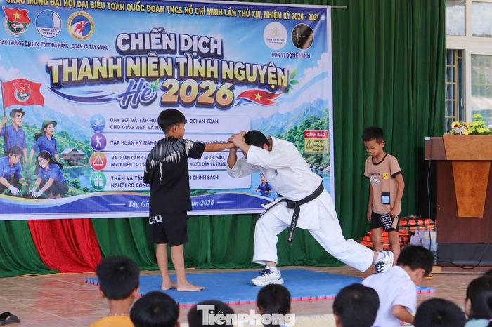 Song song với hoạt động phòng chống đuối nước, hơn 150 học sinh còn được tham gia chương trình tập huấn kỹ năng phòng vệ, tự vệ và phòng chống các tình huống nguy hiểm trong cuộc sống do TS. Nguyễn Tuấn Anh – giảng viên Trường ĐH Thể dục Thể thao Đà Nẵng trực tiếp hướng dẫn.