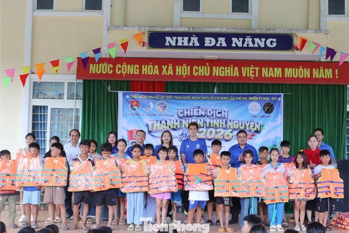 Bên cạnh các lớp tập huấn, đoàn tình nguyện còn trao tặng áo phao, đồ dùng học tập và nhiều phần quà dành cho thiếu nhi địa phương. Những món quà tuy không lớn về vật chất nhưng góp phần động viên, khích lệ tinh thần học tập của các em trước thềm năm học mới.