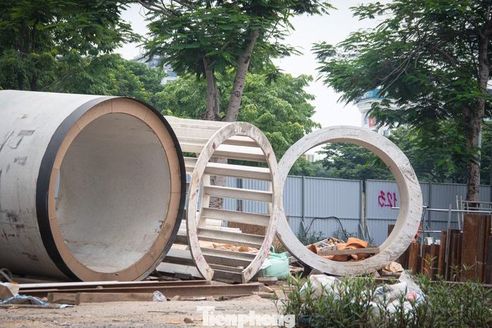 Hiện các đơn vị đang tập trung hoàn thiện những phần việc cuối cùng, gồm nạo vét hệ thống cống hiện trạng và đấu nối tiêu thoát nước với mương dẫn ra sông Tô Lịch trên đường Phạm Văn Đồng. Đến cuối tháng 6, khối lượng thi công các hạng mục chính của dự án đạt khoảng 95% giá trị hợp đồng. Trong đó, đoạn từ kênh Thụy Phương đến đường Phạm Văn Đồng đã hoàn thành toàn bộ việc đóng cừ SW và thi công kênh hở; riêng hạng mục cống hộp dài 1.409m cũng đã đạt khoảng 98% khối lượng.