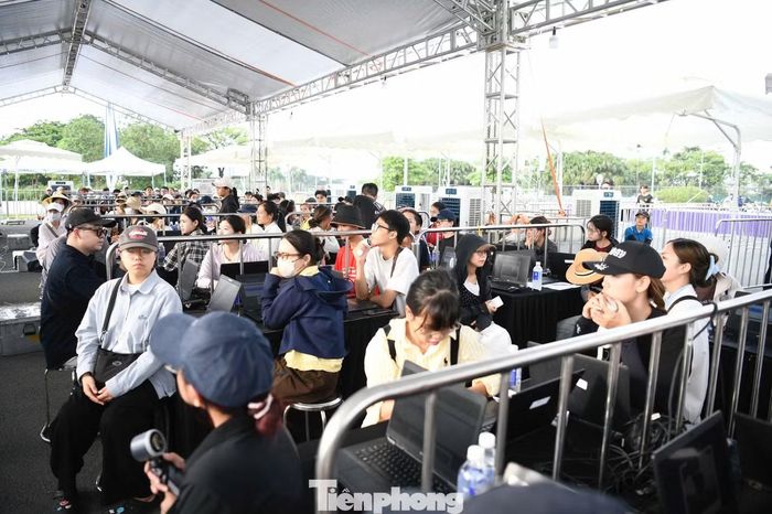 Đối với khán giả sử dụng vé điện tử, cần mang theo căn cước công dân hoặc căn cước điện tử để đối chiếu với thông tin đăng ký. Chỉ những trường hợp thông tin trùng khớp mới được xác nhận hợp lệ.