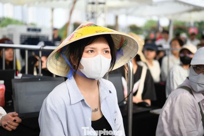 Để tránh ùn ứ, ban tổ chức khuyến nghị khán giả, đặc biệt là những người có vé fanzone, nên có mặt trước 18h để hoàn tất thủ tục và ổn định vị trí.