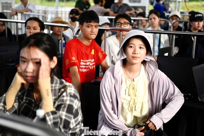 Đối với khu vực fanzone, vé chỉ có giá trị sử dụng một lần. Sau khi check-in, khán giả không nên tự ý ra ngoài. Trường hợp cần di chuyển phải đi theo lối hướng dẫn và xuất trình vòng đeo tay khi quay lại. Ban tổ chức không giải quyết các trường hợp làm mất, hỏng hoặc tự ý tháo vòng.