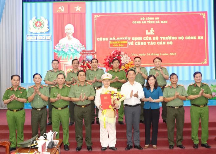 Ông Lữ Quang Ngời - Chủ tịch UBND tỉnh (áo trắng) và lãnh đạo Công an tỉnh Cà Mau, Công an TP. Đồng Nai chụp ảnh với Đại tá Lê Mạnh Hùng.