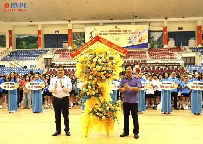 Đồng chí Trần Đăng Quỳnh, Ủy viên dự khuyết Ban Chấp hành Trung ương Đảng, Phó Bí thư Thường trực Tỉnh ủy Ninh Bình tặng hoa chúc mừng Hội thao.