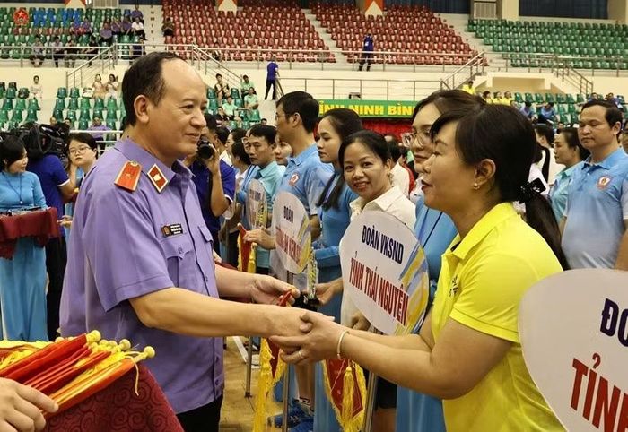Đồng chí Nguyễn Văn Thắng, Ủy viên Ban Chấp hành Đảng bộ VKSND tối cao, Tổng Biên tập Báo Bảo vệ pháp luật, Trưởng Ban tổ chức Hội thao trao Cờ lưu niệm và Kỷ niệm chương tặng các đoàn vận động viên tham dự Hội thao. Ảnh: Hồng Nguyên.