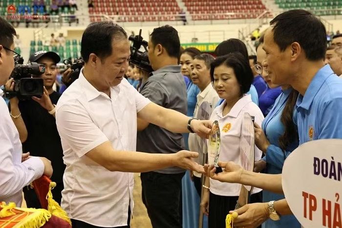 Đồng chí Trần Hải Quân, Ủy viên Ban Thường vụ Đảng ủy, Phó Viện trưởng VKSND tối cao, Trưởng Ban chỉ đạo công tác tuyên truyền ngành KSND trao Cờ lưu niệm và Kỷ niệm chương tặng các đoàn vận động viên tham dự Hội thao. Ảnh: Hồng Nguyên.