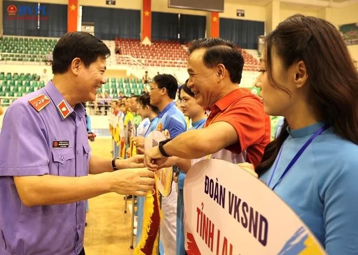 Đồng chí Nguyễn Quang Dũng, Phó Viện trưởng VKSND tối cao,Chủ tịch Hội đồng Văn hóa - Thể thao ngành KSND trao Cờ lưu niệm và Kỷ niệm chương tặng các đoàn vận động viên tham dự Hội thao.