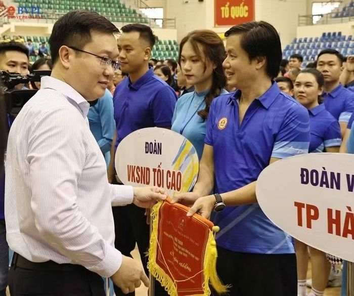Đồng chí Trần Đăng Quỳnh, Ủy viên dự khuyết Ban Chấp hành Trung ương Đảng, Phó Bí thư Thường trực Tỉnh ủy Ninh Bình trao Cờ lưu niệm và Kỷ niệm chương tặng các đoàn vận động viên tham dự Hội thao.
