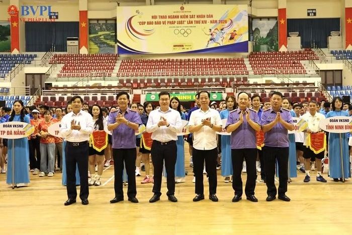 Các đồng chí lãnh đạo VKSND tối cao và lãnh đạo tỉnh Ninh Bình và đại diện Ban Tổ chức Hội thao trao Cờ lưu niệm và Kỷ niệm chương tặng các đoàn vận động viên tham dự Hội thao.