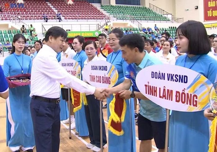 Đồng chí Nguyễn Anh Chức, Ủy viên Ban Thường vụ Tỉnh ủy, Phó Chủ tịch UBND tỉnh Ninh Bình trao Cờ lưu niệm và Kỷ niệm chương tặng các đoàn vận động viên tham dự Hội thao.