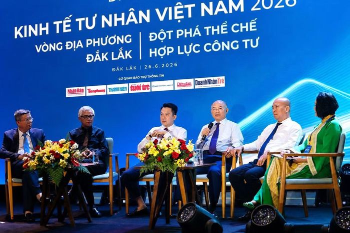 Ông Trương Công Thái - Phó Chủ tịch UBND tỉnh Đắk Lắk (thứ 3, bên phải) - trả lời các câu hỏi của doanh nghiệp.