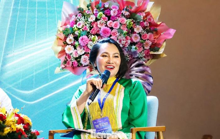 Bà Lê Thị Mỹ Hạnh đặt câu hỏi tại diễn đàn.
