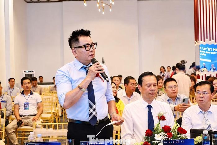 Ông Nguyễn Thanh Hồng đặt câu hỏi tại diễn đàn.