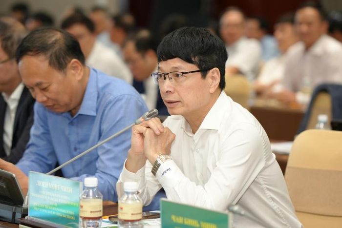 Các đại biểu trao đổi sôi nổi tại hội nghị.