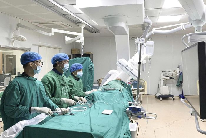 Ekip thực hiện can thiệp.
